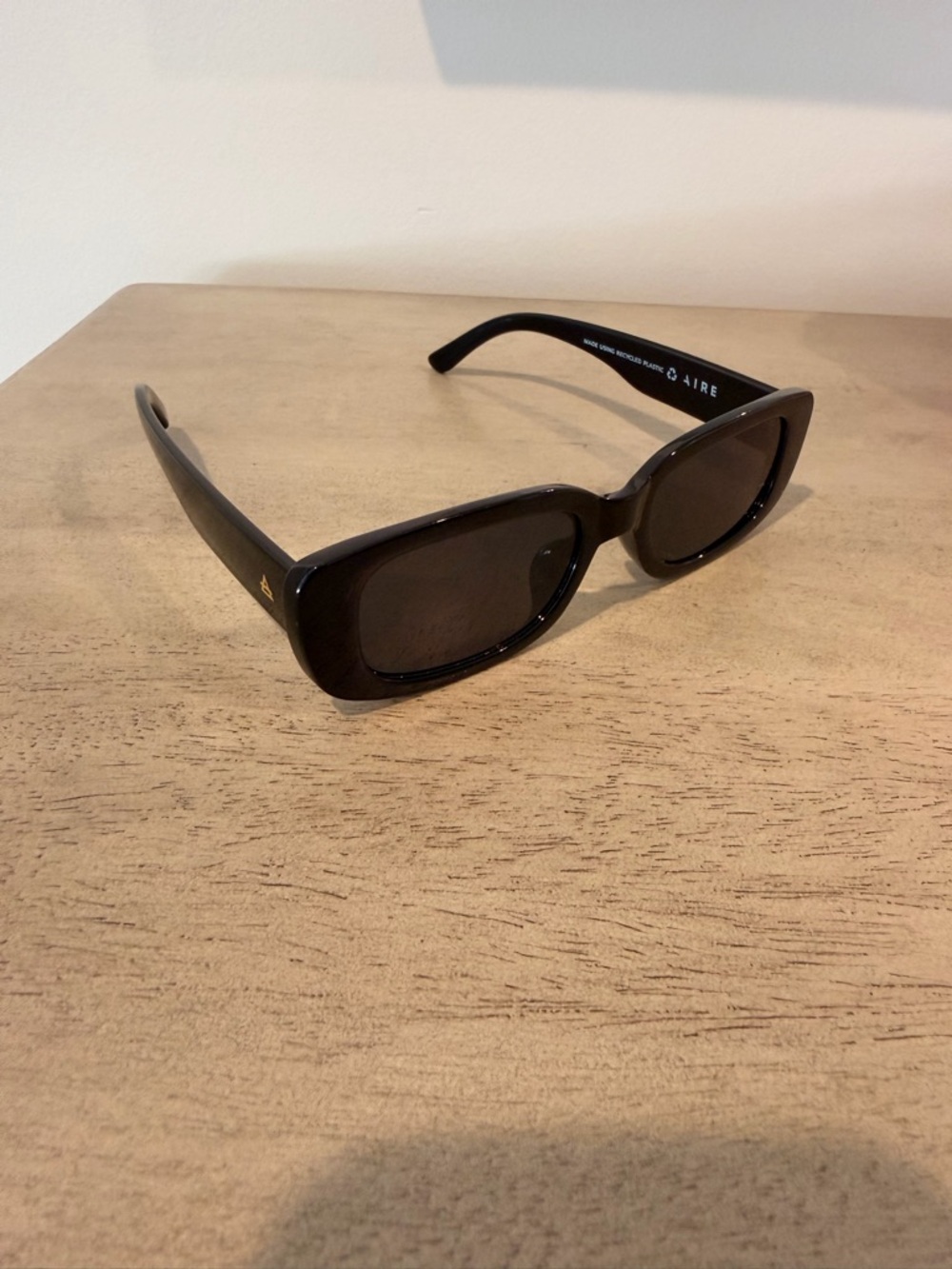 Like New! Revolve Aire Ceres Rectangular Sunglasses